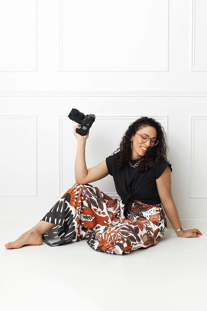 Portrait de la photographe Ludmila Brissac assise au sol