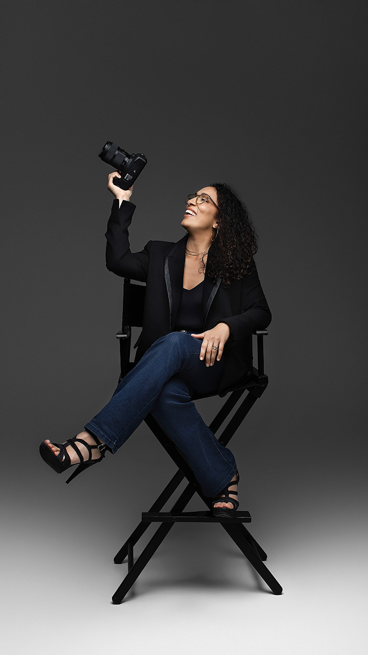 Portrait de la photographe Ludmila Brissac sur un fauteuil noir